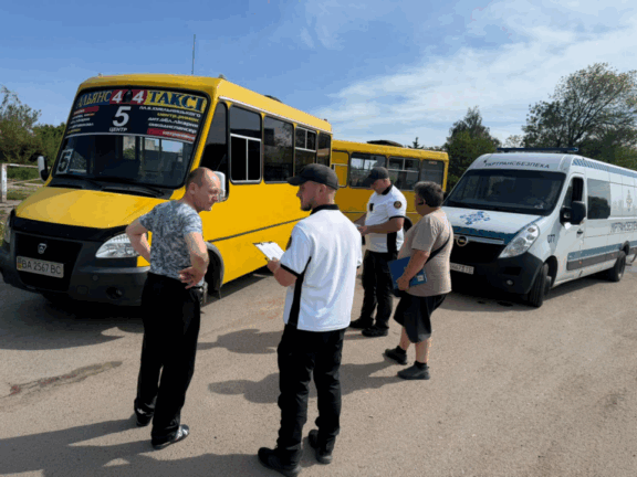 Управлінням Уктрансбезпеки у Кіровоградській області
опрацьовано інформацію, викладену в ЗМІ та соціальних
мережах, щодо відмови військовослужбовцю у наданні послуг
з перевезення пасажирів за міським автобусним маршрутом № 5.....